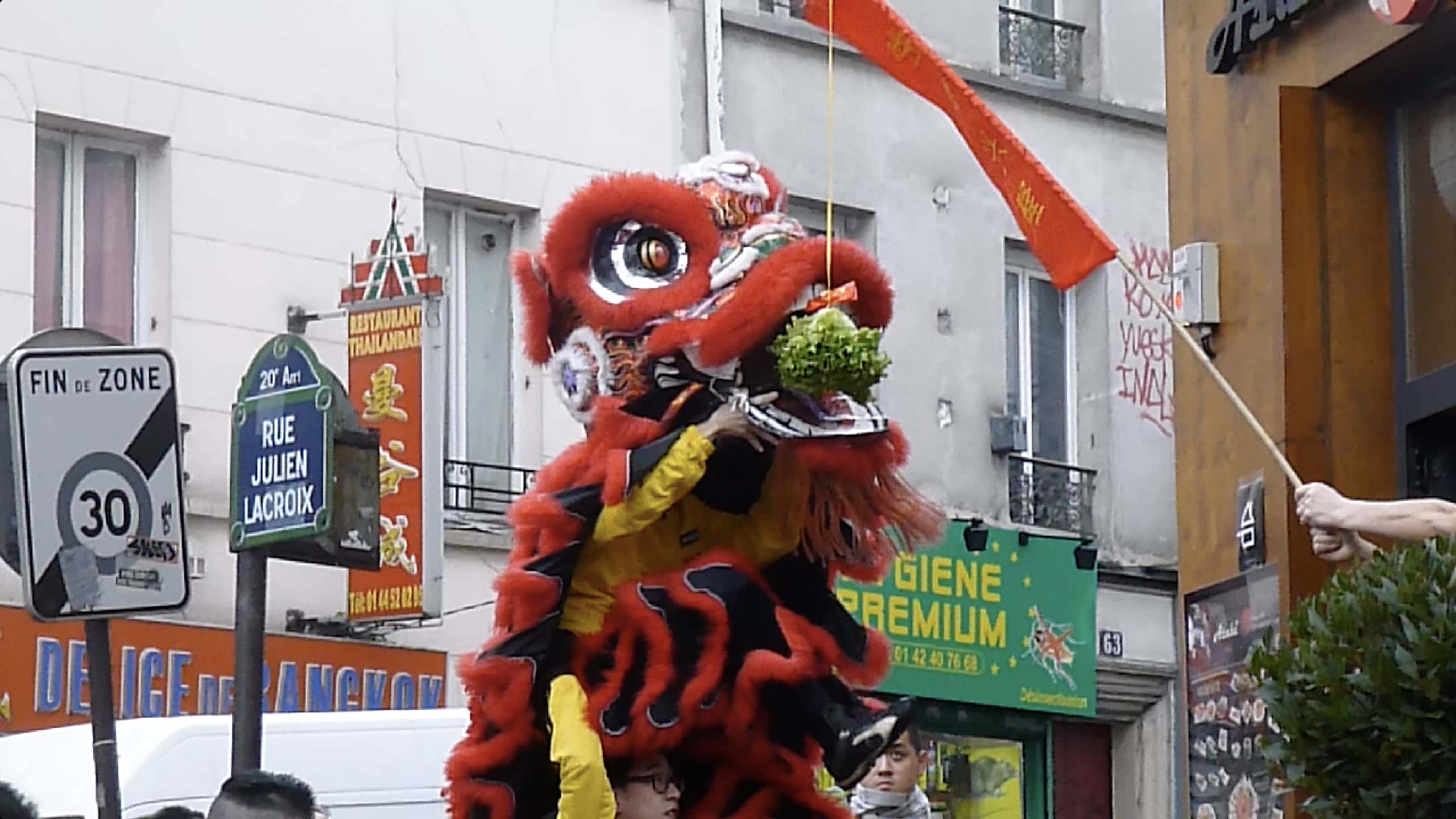 Danse pour le rituel de la salade, défilé de Belleville, 2015 Danse pour le rituel de la salade, défilé de Belleville, 2015