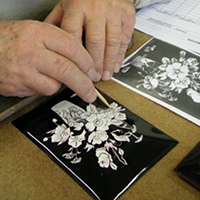 Les savoir-faire des émailleurs sur métal