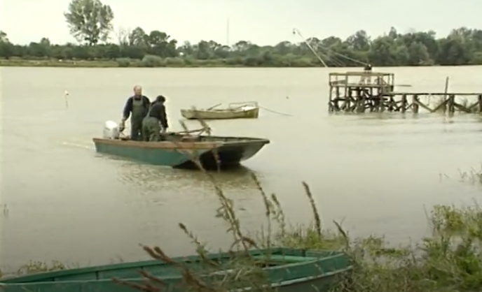 Ancien carrelet de terre fixe en 1992, en aval de Bellevue, Sainte-Luce-sur-Loire, aujourd’hui disparu © France 3 Bretagne. Source : INA.