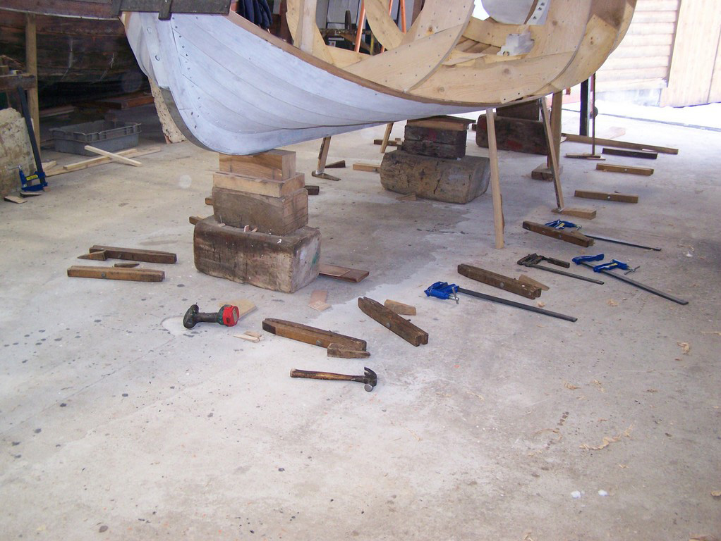 Outils pour la pose d’un bordage : cannaps, serre-joints, perceuse, vis et marteau, 13/02/2013. © Jérôme Ramet, 2013.