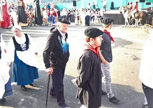 Bidarray, cavalcade avec bertsolaris dans le cortège