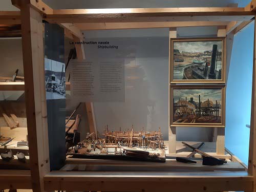 Vitrines consacrées à la construction navale en bois au Musée des pêcheries de Fécamp, 29 juin 2021. © Margaux Oliveau, 2021