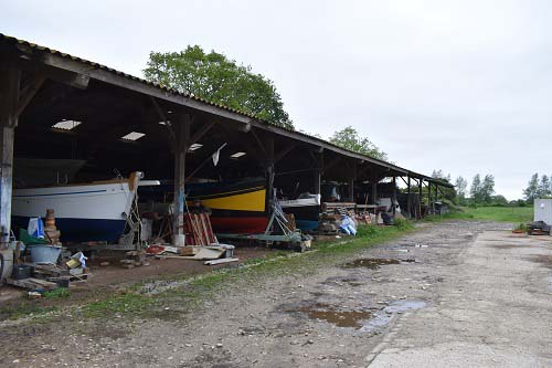Abri où sont entreposés les bateaux de l’association des Vieux gréements du Val de Saire lors de leur restauration, 19 juin 2021. © Théo Lebouc, 2021.