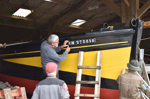 Pose de l’immatriculation sur le Jour d’Espoir à l’issue de sa restauration par des membres de l’asso-ciation Barfleur Voile et Tradition, 19 juin 2021. © Théo Lebouc, 2021.