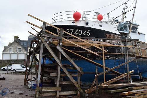 Bateau de pêche en cours de restauration au Chantier naval Bernard de Saint-Vaast-la-Hougue, 18 juin 2021. © Théo Lebouc, 2021.