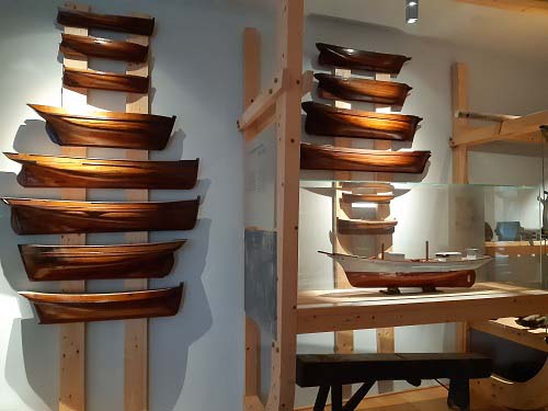 Vitrines consacrées à la construction navale en bois au Musée des pêcheries de Fécamp, 29 juin2021. © Margaux Oliveau, 2021.