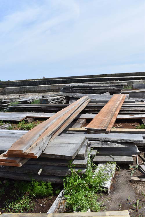Stock de bois du Chantier naval Bernard, 23 juin 2021. © Théo Lebouc, 2021.