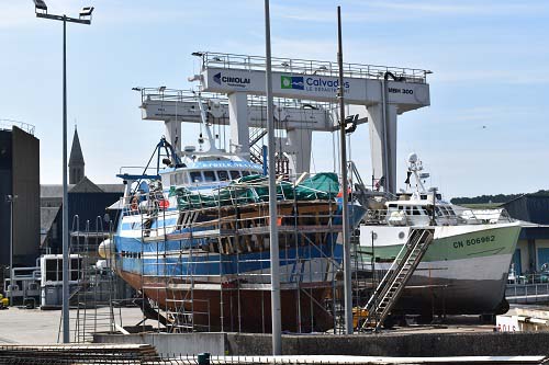 Bateaux de pêche en cours de restauration au Chantier naval Bernard de Port-en-Bessin, 24 juin 2021. © Théo Lebouc, 2021.