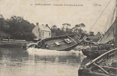 Lancement d’une barque de pêche à Port-en-Bessin, carte postale ancienne.