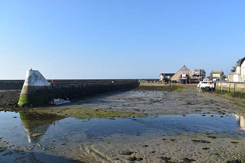 Vue du Chantier naval Ber-nard de Saint-Vaast-la-Hougue depuis la cale, 18 juin 2021. © Théo Lebouc, 2021.