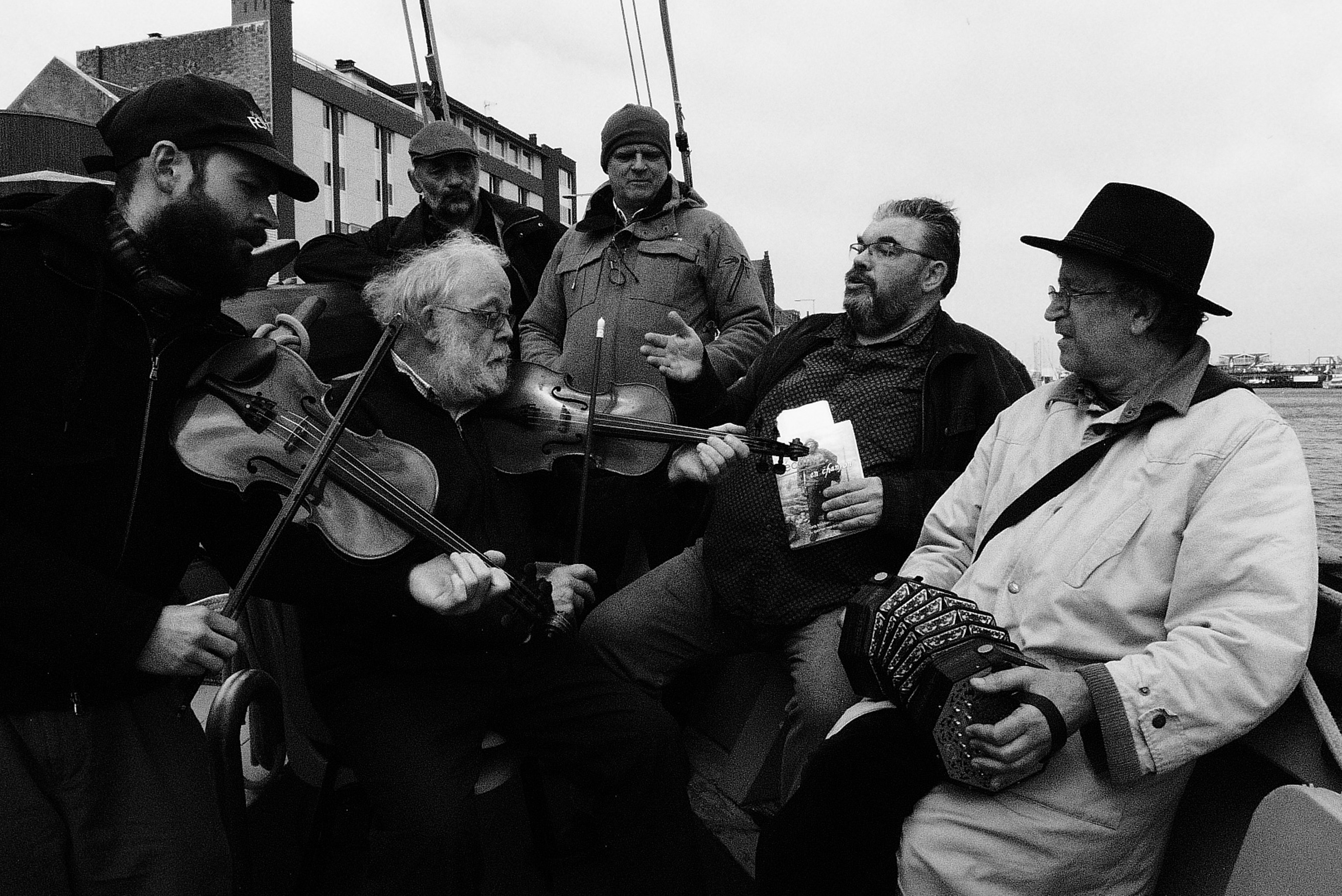 Le groupe L’Armée du Chalut à bord de Tante Phine, mai 2021 ©B. Cormier/OPCI