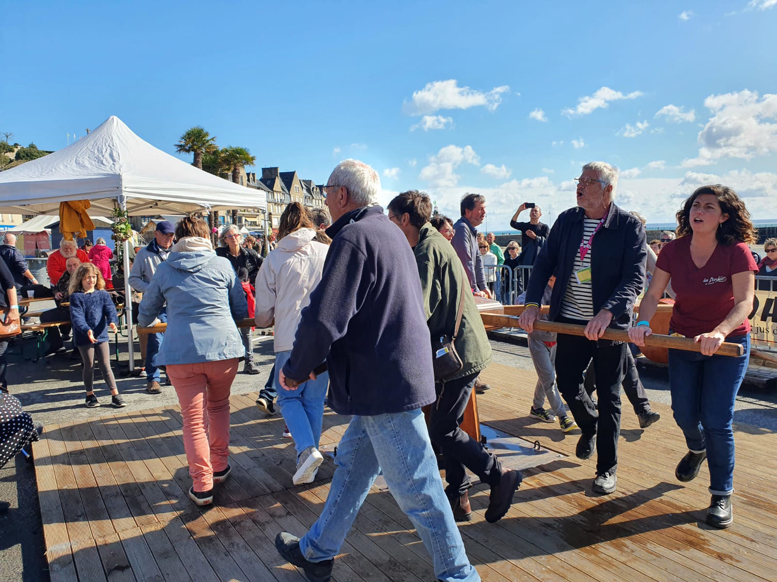 Le cabestan utilisé ici pour chanter en virant lors du Festival de chants de marins Les Bordées de Cancale a été  construit comme outil pédagogique et support de chansons par l'association Phare Ouest. Il peut être aisément  déplacé. ©Phare Ouest, 2021