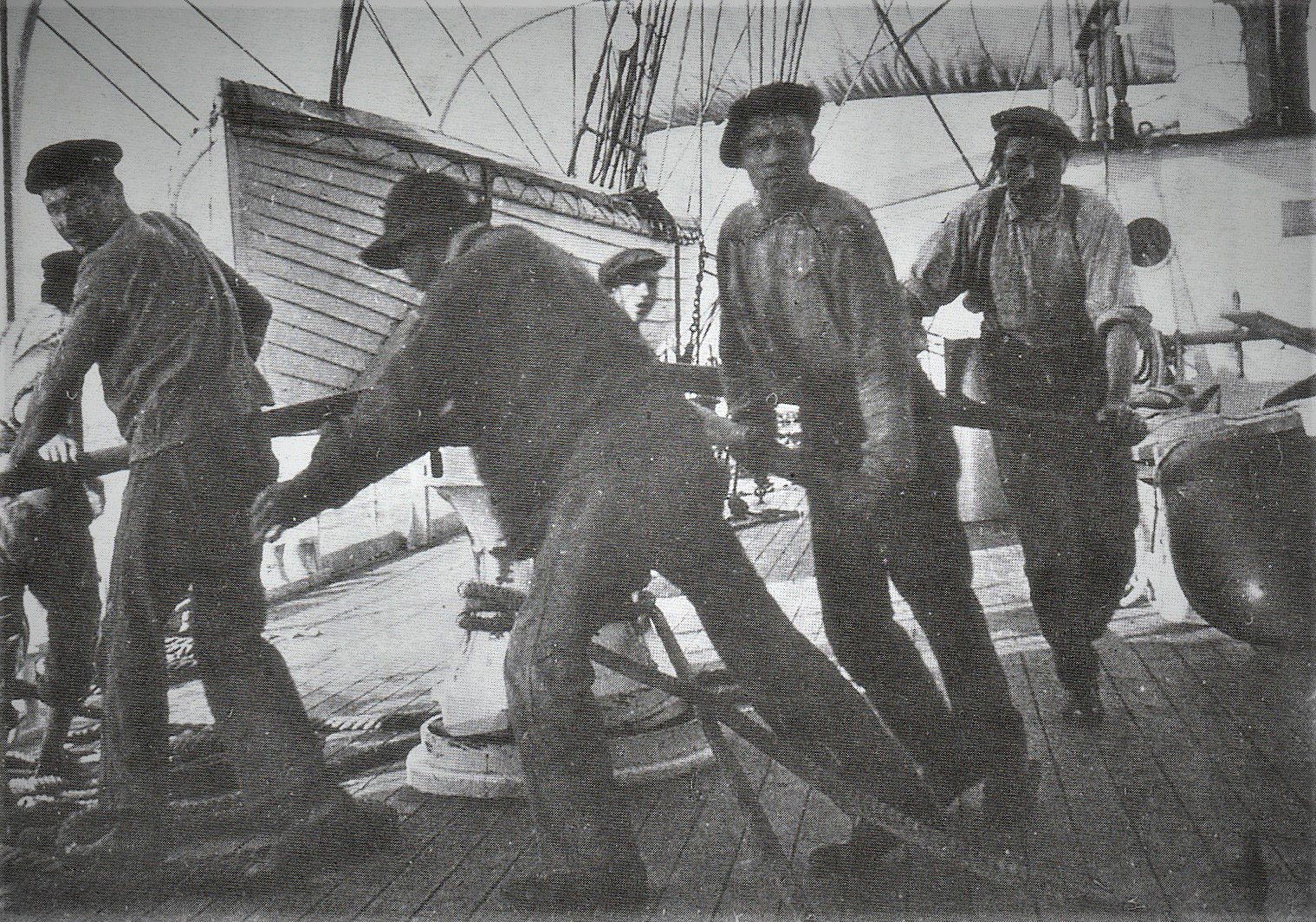 À virer le grand volant arrière à bord du quatre-mâts long courrier Emile Siefried, 1903 ©coll. P. Gallocher